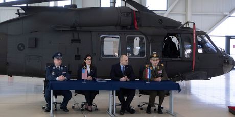 Ivan Anušić na potpisivanju ugovora oko Black Hawka - 3