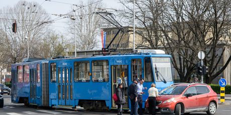 Sudar tramvaja i automobila u Zagrebu - 1