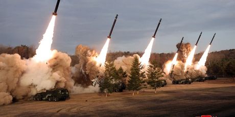 Sjevernokorejske vježbe gađanja super velikim raketnim bacačima - 2