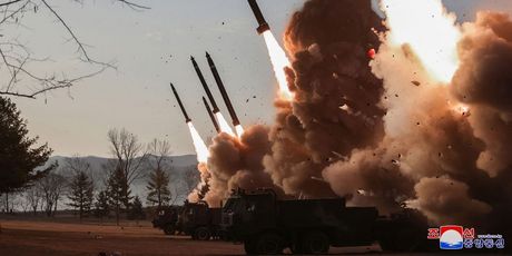 Sjevernokorejske vježbe gađanja super velikim raketnim bacačima - 4