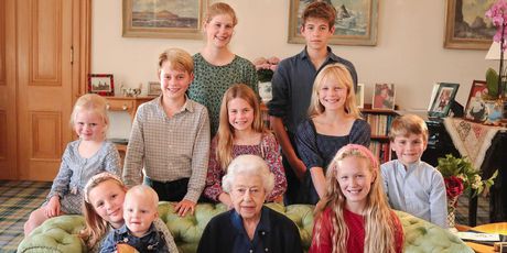 Kraljica Elizabeta s praunučadi