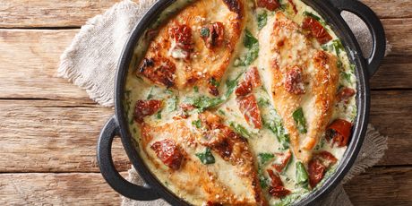 Ilustracija pečene piletine u kremastom umaku