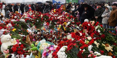 Ljudi odaju počast stradalima u terorističkom napadu u Moskvi