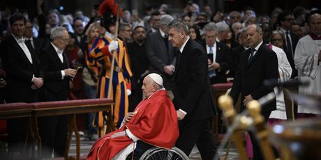 Papa Franjo predvodi misu za Veliki Petak - 1