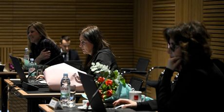 Žene u Vladi dočekali buketi cvijeća - 2