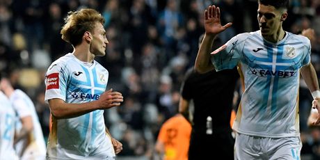 Toni Fruk slavi pogodak