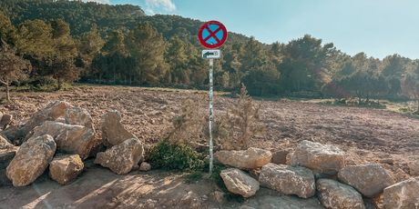 Mještani postavljaju kamenje kako bi spriječili pretjerani dolazak turista