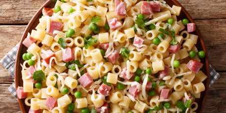 Hladna salata od tjestenine, šunke i graška