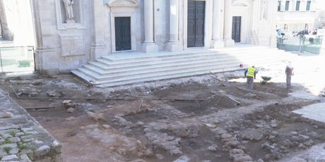 Sarkofag ispred dubrovačke katedrale