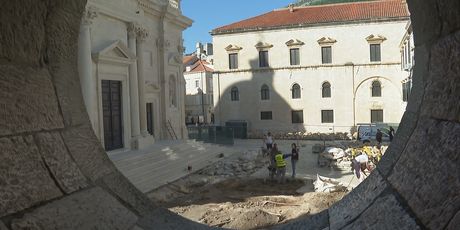 Sarkofag ispred dubrovačke katedrale