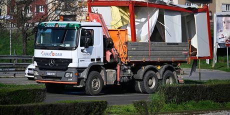 Uklonjen kontejner koji je pao s prikolice na Aveniji Marina Držića - 3