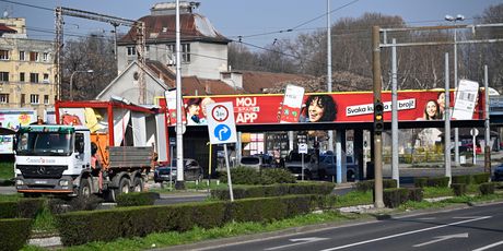 Uklonjen kontejner koji je pao s prikolice na Aveniji Marina Držića - 4