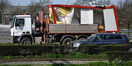 Uklonjen kontejner koji je pao s prikolice na Aveniji Marina Držića - 5