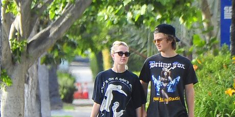 Maika Monroe, Joe Keery