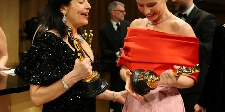 Jessie Buckley i Cassandra Kulukundis