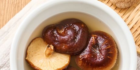 Namočite sušene gljive u vrućoj vodi i napravite brzinski temeljac