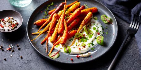 Glazirane mrkve na umaku od grčkog jogurta