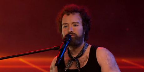 Dora Trogrlić kao Michael Sembello