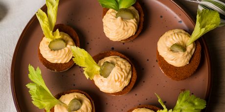 Punjena jaja inspirirana koktelom Bloody Mary