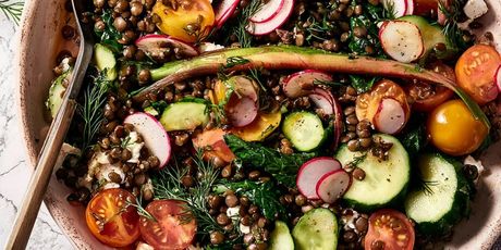 Salata od leće, feta sira i povrća