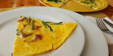 Omlet od domaćih jaja sa šparogama i pršutom