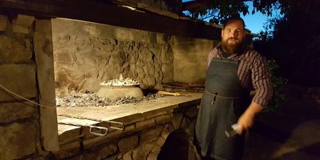 Ivan gostima objašnjava kako se radi peka