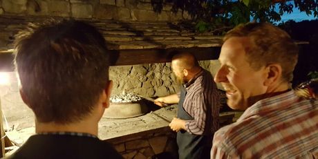 Ivan gostima objašnjava kako se radi peka