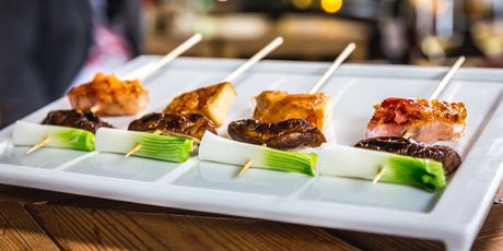 Yakitori ražnjići s piletinom u rolanoj panceti, shiitake gljivama, i mladim lukom