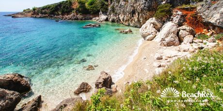 Plaža Eva, Zavala