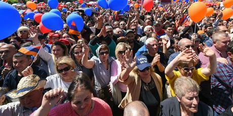 Armenski vođa prosvjeda poručuje eliti: Odstupite ili vas čeka cunami! (Foto: AFP)