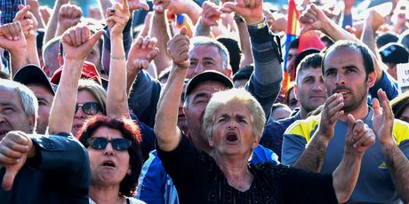 Armenski vođa prosvjeda poručuje eliti: Odstupite ili vas čeka cunami! (Foto: AFP)