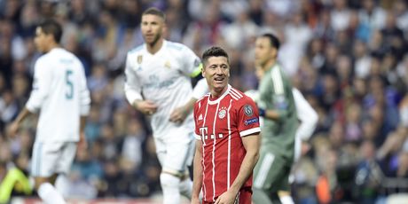 Lewandowski na koljenima (Foto: AFP)