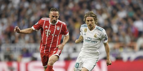 Modrić i Ribery (Foto: AFP)