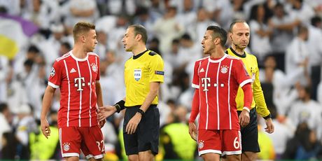 Joshua Kimmich i Cuneyt Cakir na utakmici Reala i Bayerna (Foto: AFP)