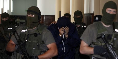 Poljski specijalci privode agenta Mossada (Foto: AFP)