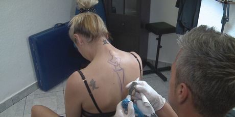 Gianna Apostolski pred kamerama IN Magazina napravila šestu tetovažu (Foto: Dnevnik.hr) - 1