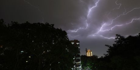 Velika pješčana oluja u Indiji (Foto: AFP)