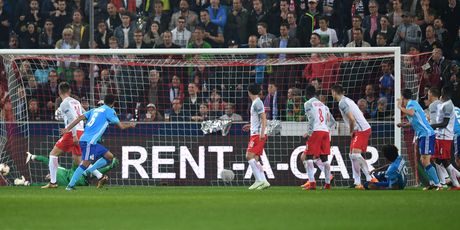 Rolando zabija pogodak (Foto: AFP)