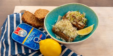 Sardine s premazom i klicama na kruhu