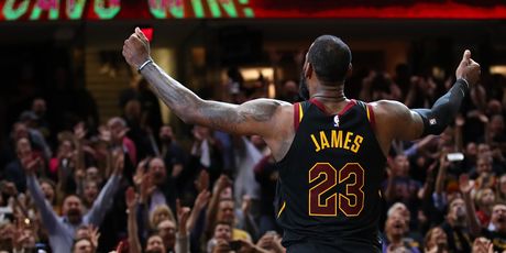 LeBron James slavi pobjednički koš (Foto: AFP)