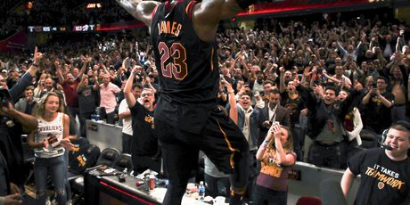 LeBron James slavi pobjednički koš (Foto: AFP)