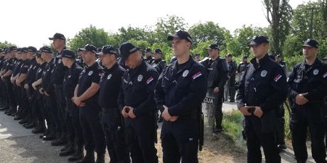 Policijska blokada Hrtkovaca (Foto: A. Martinović)