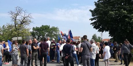 Srbijanskim radikalima i Šešelju policija blokirala prolaz do sela Hrtkovci (Foto: Anita Martinović)