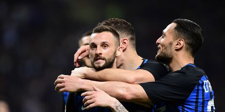 Marcelo Brozović sa suigračima slavi pogodak (Foto: AFP)