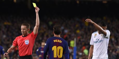 Sudac Hernandez pokazuje žuti karton Lionelu Messiju (Foto: AFP)