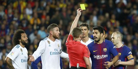 Sudac Hernandez pokazuje žuti karton Luisu Suarezu (Foto: AFP)