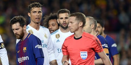 Messi i sudac Hernandez (Foto: AFP)