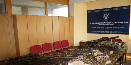 Požeška policija od 78-godišnjaka na području Brestovca zaplijenila arsenal oružja (Foto: PU požeško-slavonska)