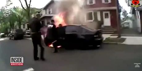 Policajci riskirali svoj život da spase muškarca iz gorućeg automobila (Screenshot YouTube/Inside Edition/Roselle PD)