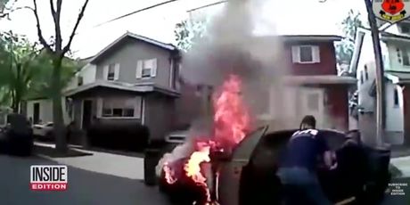 Policajci riskirali svoj život da spase muškarca iz gorućeg automobila (Screenshot YouTube/Inside Edition/Roselle PD)